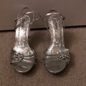 🌟Strappy jeweled heels🌟